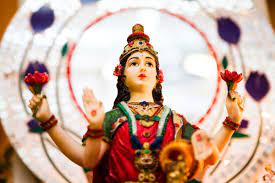 بت الهه هندو لاکشمی که او را با چهار دست نشان می دهد.